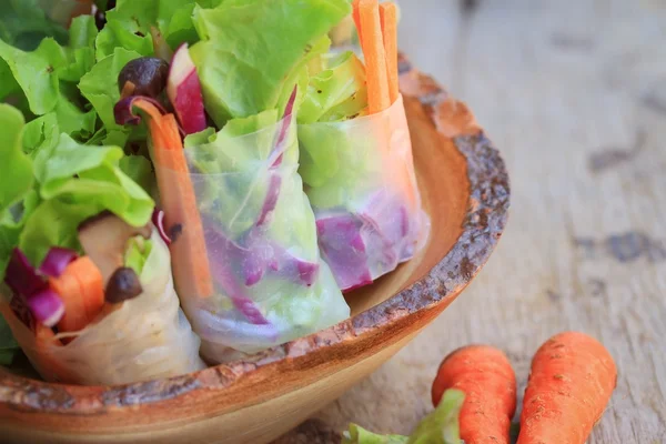 Salatbrötchen mit Gemüse — Stockfoto