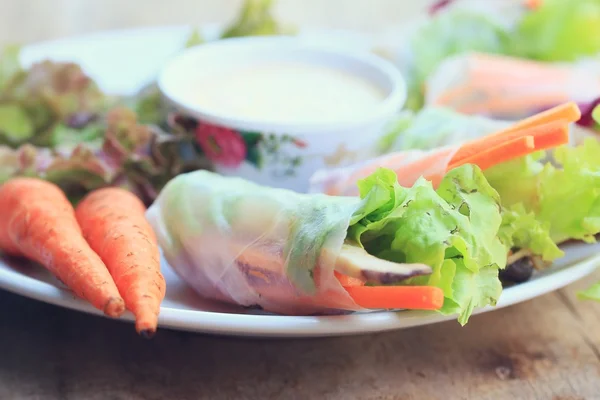 Salatbrötchen mit Gemüse — Stockfoto