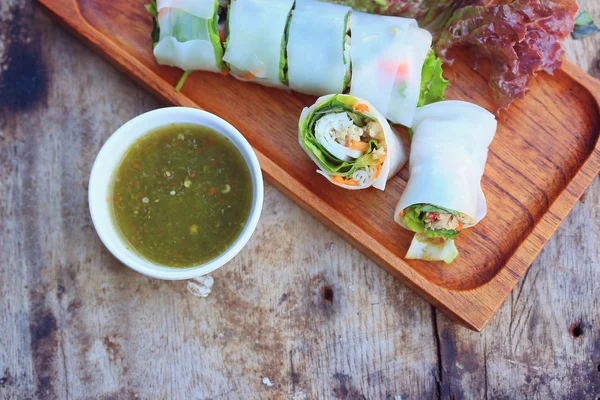 Nudelrolle mit Gemüse — Stockfoto