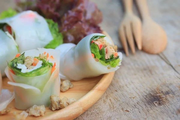 Nudelrolle mit Gemüse — Stockfoto