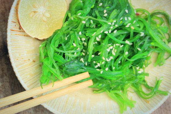 Салат из водорослей - японская еда
