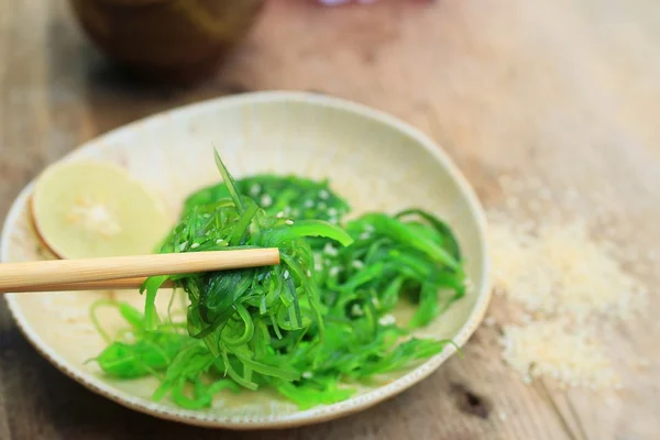 Salada de algas marinhas - comida japonesa — Fotografia de Stock