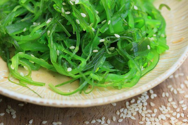 Салат из водорослей - японская еда
