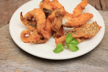 ahşap üzerinde kızarmış balık