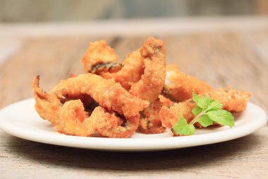 ahşap üzerinde kızarmış balık