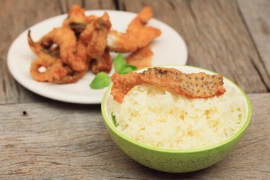 Kızarmış pilav ile balık