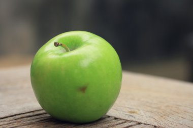 Ahşap üzerinde yeşil elma