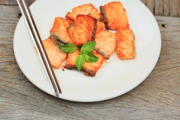 Уволенный лосось - японская еда — стоковое фото