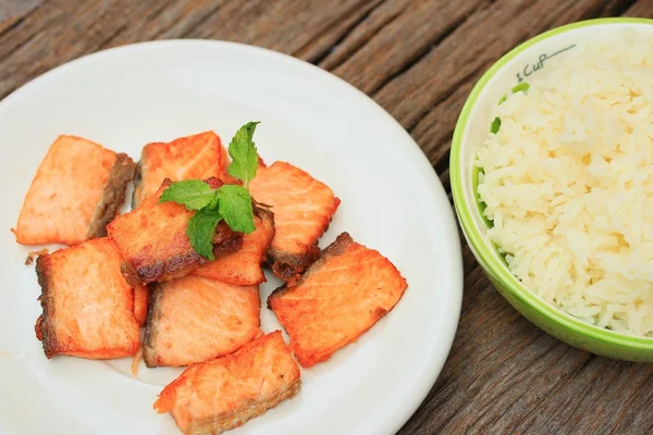 Salmón cocido con arroz — Foto de Stock