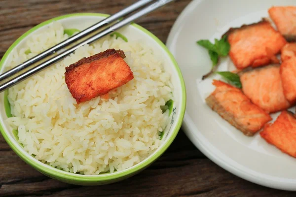 Salmón cocido con arroz — Foto de Stock