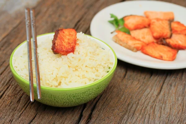 Salmón cocido con arroz — Foto de Stock