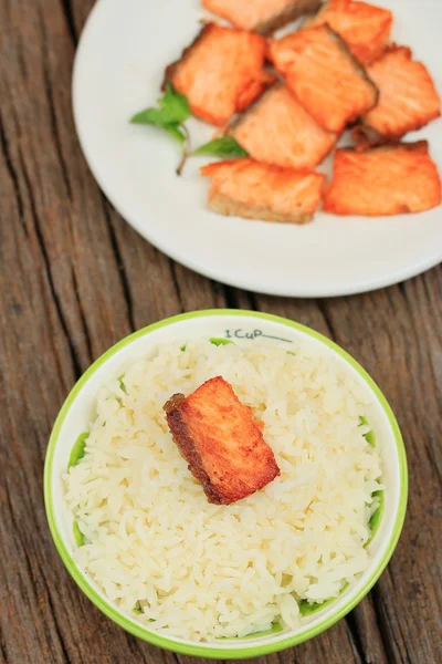 Salmón cocido con arroz — Foto de Stock