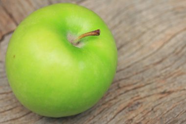 Yeşil elma ve kırmızı