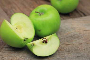 Yeşil elma ve kırmızı