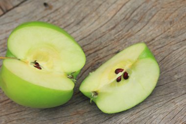 Yeşil elma ve kırmızı