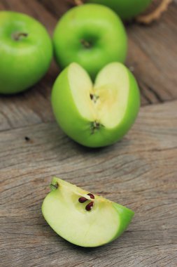 Yeşil elma ve kırmızı