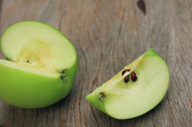 Yeşil elma ve kırmızı