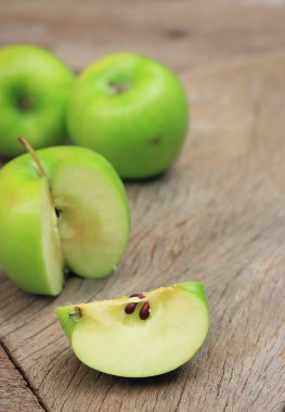 Yeşil elma ve kırmızı