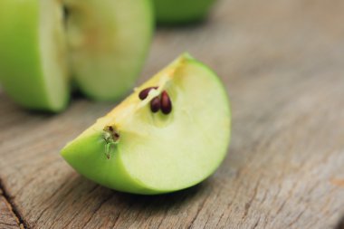 Yeşil elma ve kırmızı