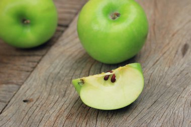Yeşil elma ve kırmızı