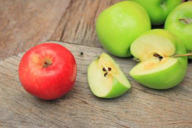 Yeşil elma ve kırmızı