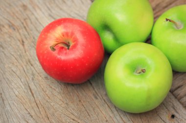 Yeşil elma ve kırmızı