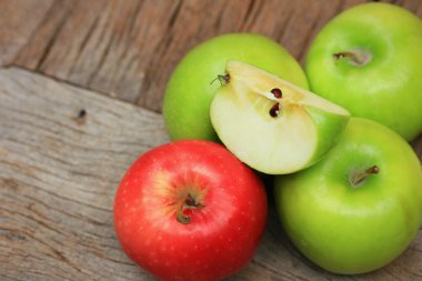 Yeşil elma ve kırmızı