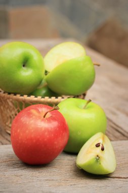 Yeşil elma ve kırmızı