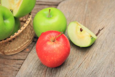 Yeşil elma ve kırmızı