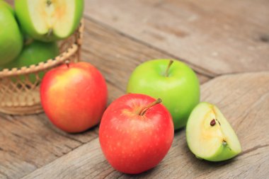 Yeşil elma ve kırmızı