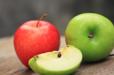 Yeşil elma ve kırmızı