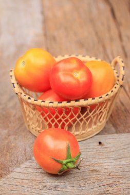 ahşap üzerinde taze domates