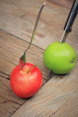 Yeşil elma ve kırmızı
