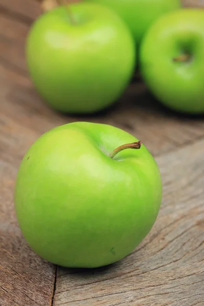 Grönt äpple och röd — Stockfoto