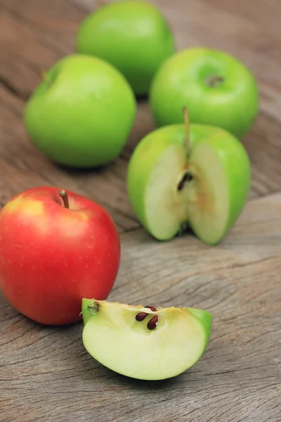 Manzana verde y rojo —  Fotos de Stock