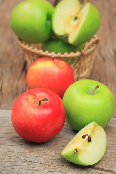 Manzana verde y rojo —  Fotos de Stock