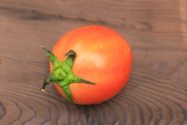 ahşap üzerinde taze domates