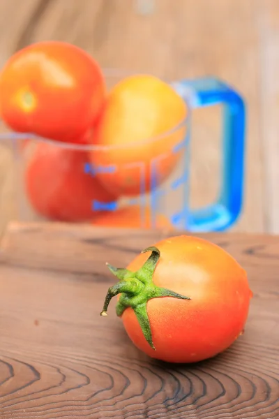 Tomates frescos en madera — Foto de Stock