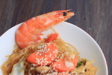 Karides ile Kore erişte