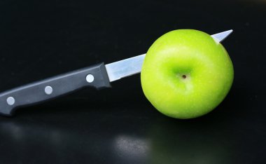 Apple siyah kağıt üzerinde