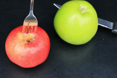 Siyah arkaplanda elma