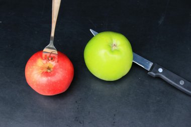 Siyah arkaplanda elma