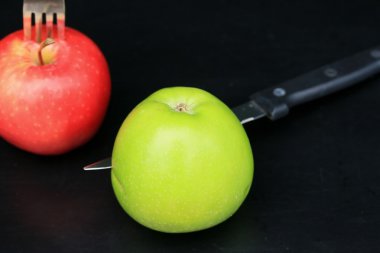 Siyah arkaplanda elma