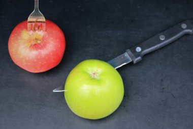 Siyah arkaplanda elma