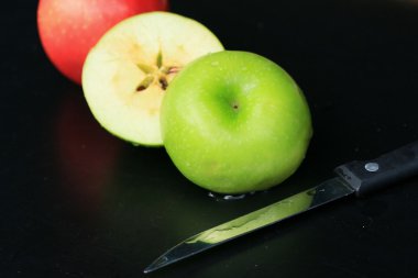 Siyah arkaplanda elma