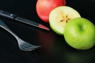 Siyah arkaplanda elma