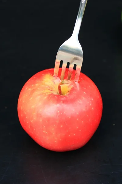 Apfel auf schwarzem Hintergrund — Stockfoto