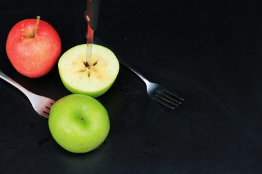 Siyah arkaplanda elma