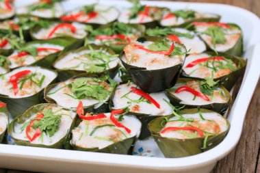 Köri ezmeli haşlanmış balık.