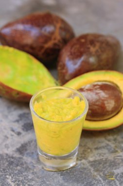 Avokado ve krema sosu